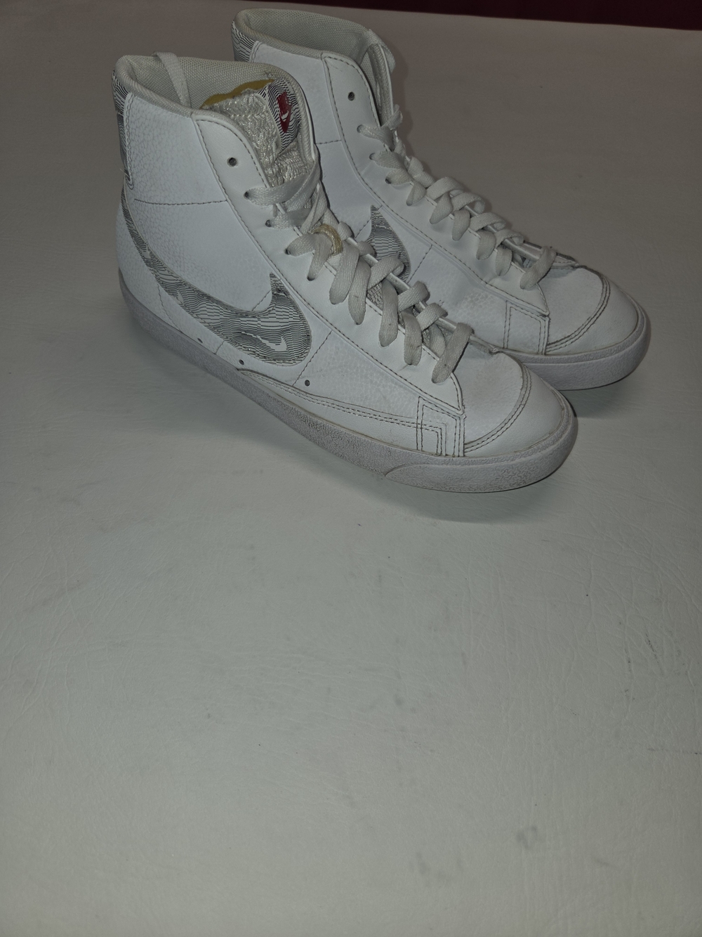 Nike Blazer Mid '77 White Sneakers Mens 9 Good condition